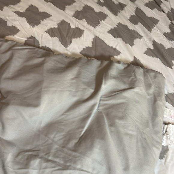 Patterned twin comforter - Picture 2 of 2